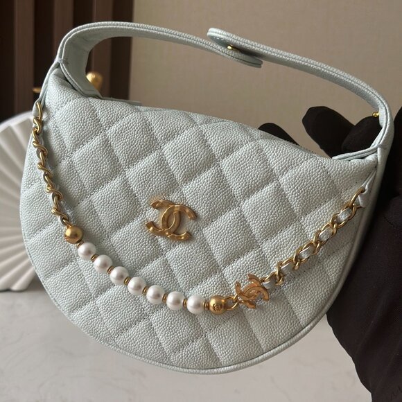 Classic CHANEL Bag: A Stylish and Versatile Choice for Elegance - Picture 1 of 6
